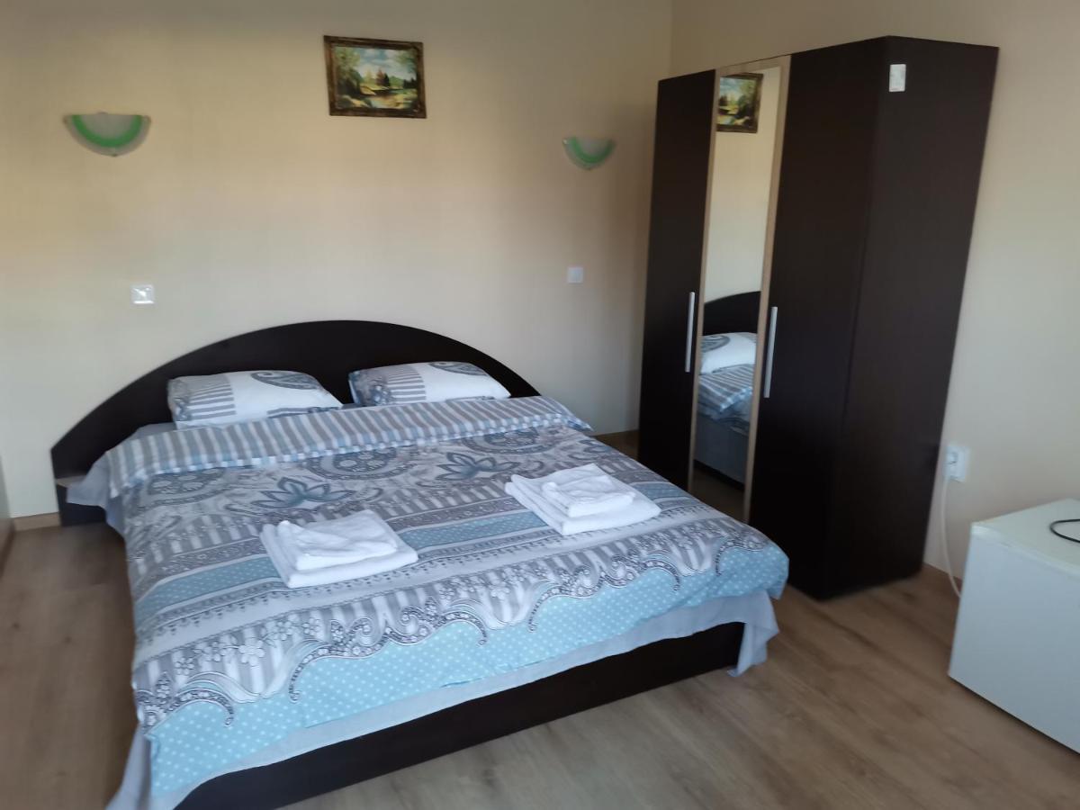 Guest Rooms Mihaylovi Pavel Banja Exteriör bild
